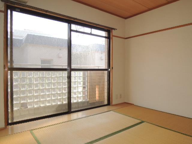Other room space. It also has a quaint Japanese-style room.
