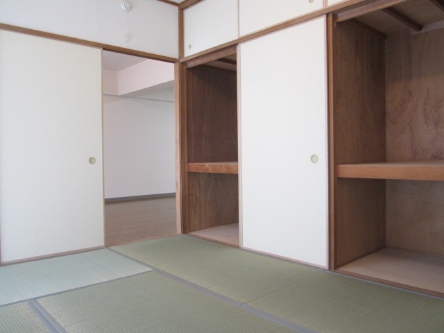 Other room space. The south side of the Japanese-style room