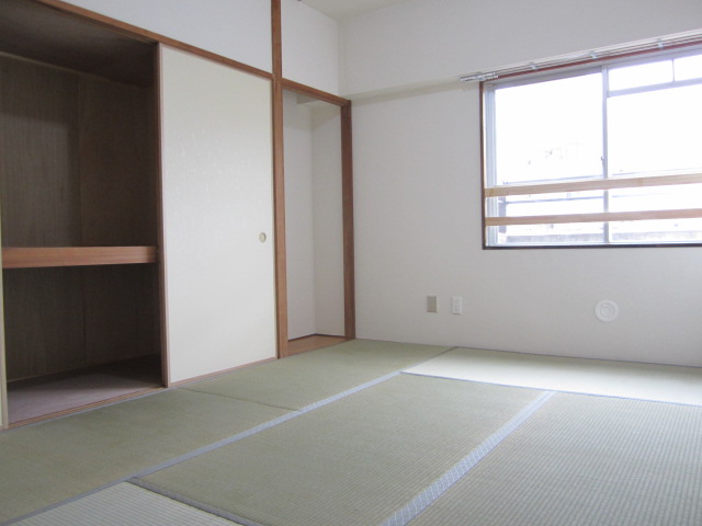 Other room space. The north side of the Japanese-style room