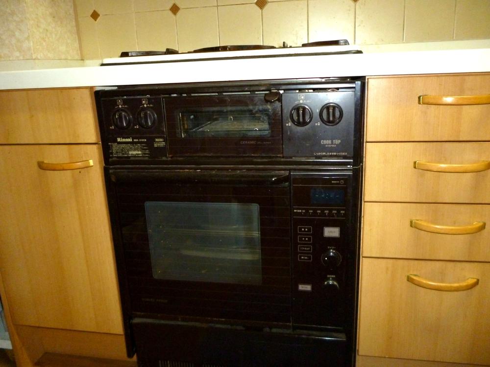 Kitchen. Built-in stove