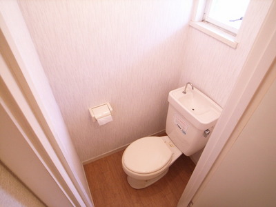 Toilet. It is with the window in the toilet ☆