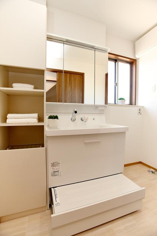 Other Equipment.  □ Three-sided mirror It has also become the storage Behind the Mirror, Accessories are of excellent storage capacity □ Lower step  Of children, Hand wash Ya, Very useful when brushing teeth, safety  In with lock, Your children only is also safe.