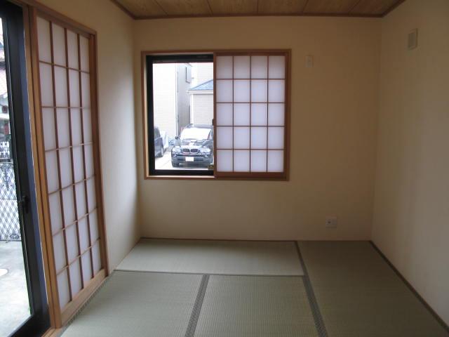 Non-living room. Bright Japanese-style room. Guests are moments of peace