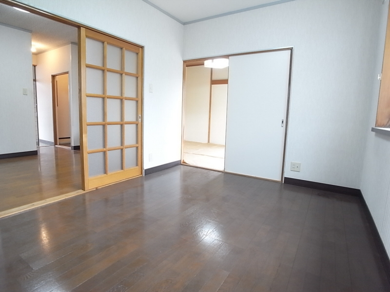 Living and room. Bright room in an orientation! It is life-friendly environment