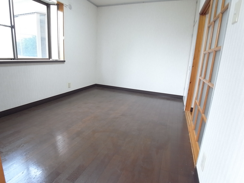 Living and room. Bright room in the southwest-facing! It is life-friendly environment