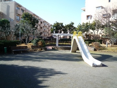 Building appearance. Green to rich on-site tennis court ・ There is a playground equipment.