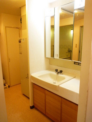 Washroom. Wash basin of three-sided mirror It is convenient to the busy morning dressed.