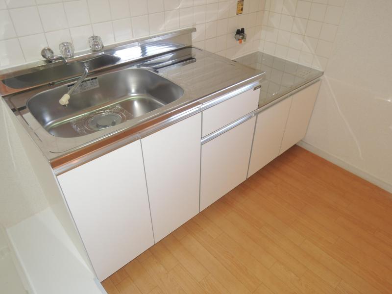 Kitchen. Ease dishes in a wide sink