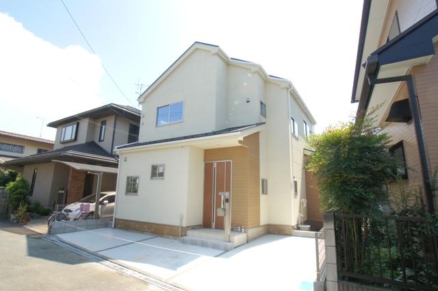Same specifications photos (appearance). ( 3 Building) two same specification car space. Spacious back yard is private space. South, Since the one-story, Day good.