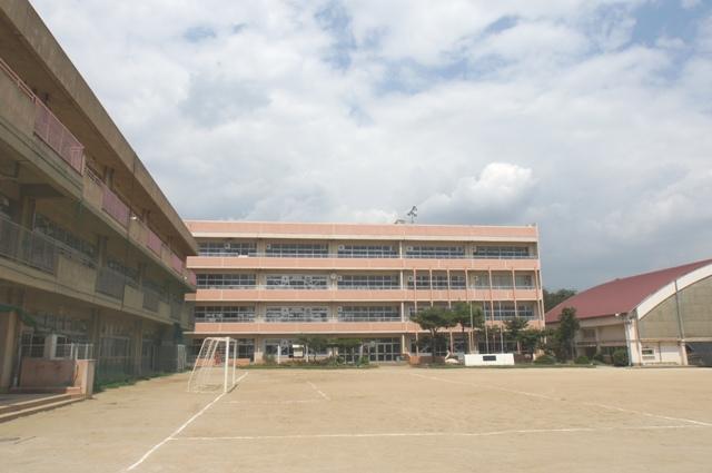 Primary school. The proximity of the elementary school that attend with confidence the first grade of elementary school 317m to Narashino Municipal Saginuma Elementary School. Children number 760 people, Each class 4 class. Sunday, Doing football in the schoolyard.