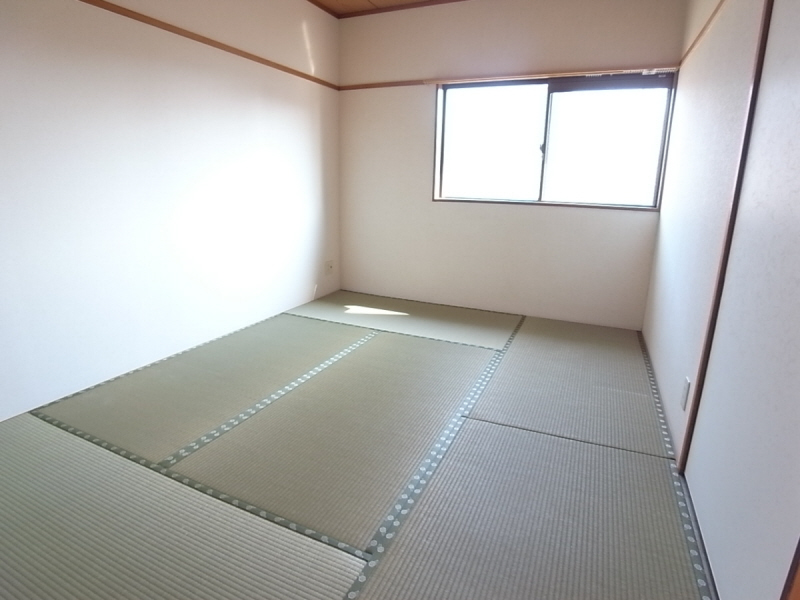 Living and room. Very calm Japanese-style room! Guests can relax purring ☆