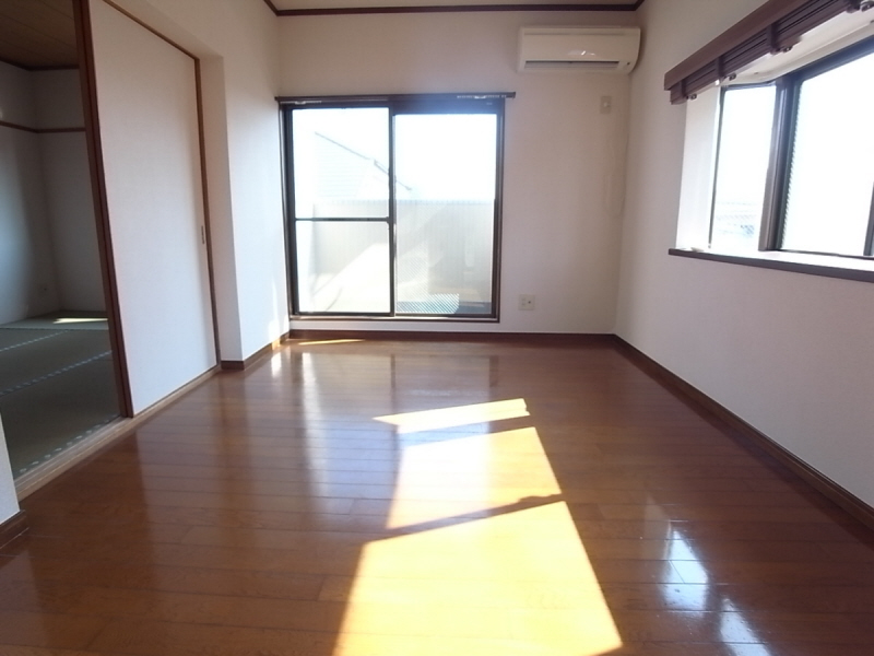 Living and room. It is very pleasant environment in a quiet residential area ☆