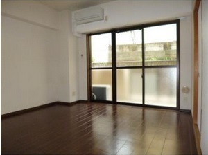 Living and room. Bright living room with large windows ☆ Air-conditioned