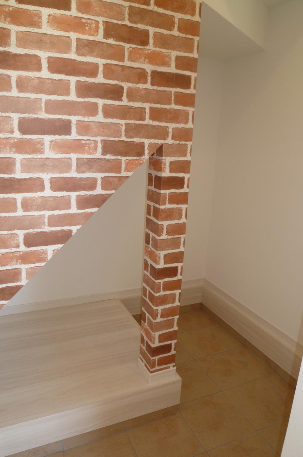 Entrance. Entrance dirt floor storage space (10 May 2013) Shooting