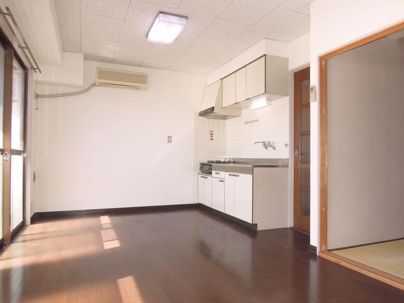 Kitchen. Kitchen space is also spacious, There are 10.5 quires living.