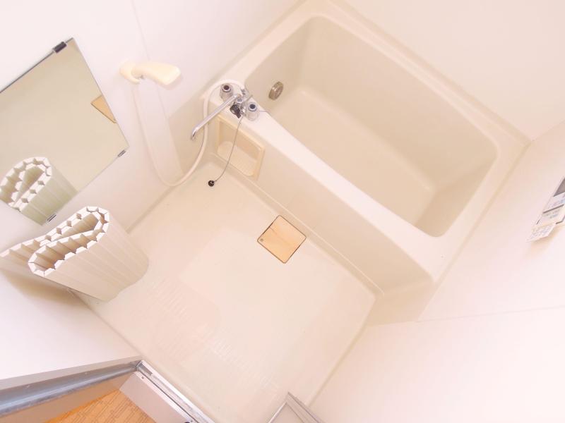 Bath. Spacious bathroom, Clean and after renovation ・ In a relaxed manner