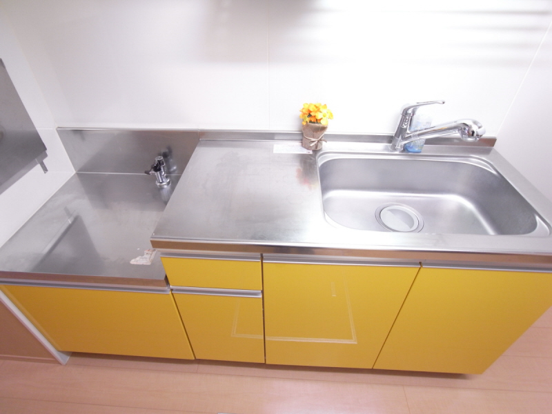 Kitchen. It yellow is good for one point!