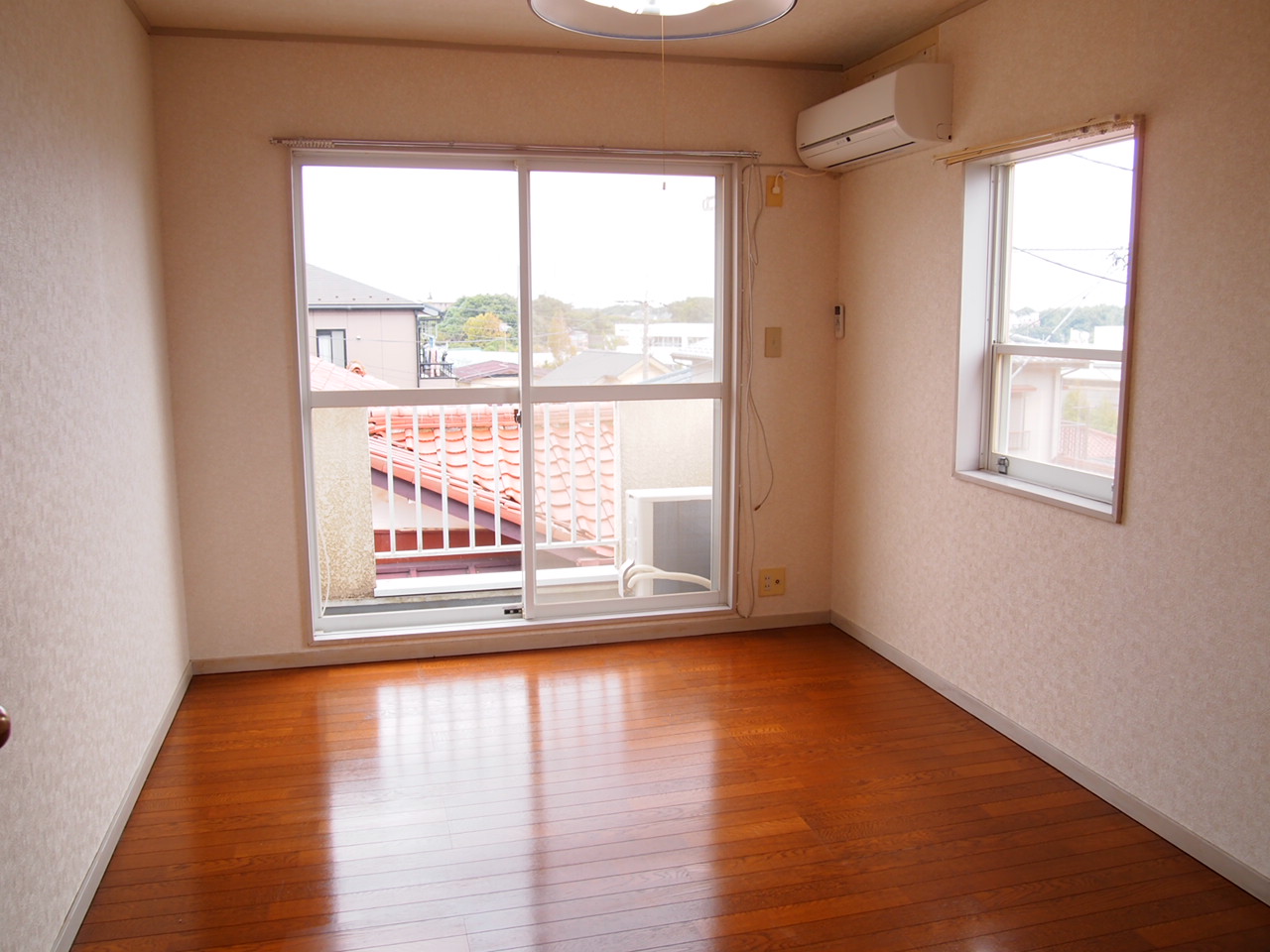 Living and room.  ※ Next to the window there is no