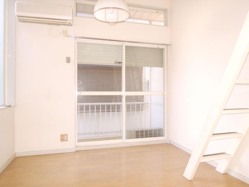 Living and room. Good location of the Keisei Line "Mimomi Station" 4-minute walk!