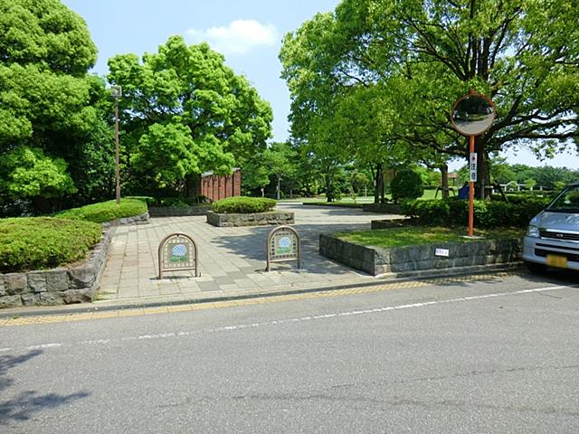 park. 1200m until mansion neighborhood park