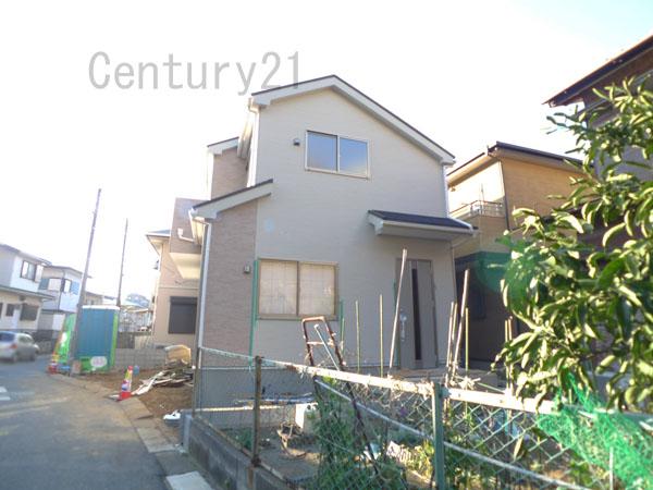 Local photos, including front road. Overall