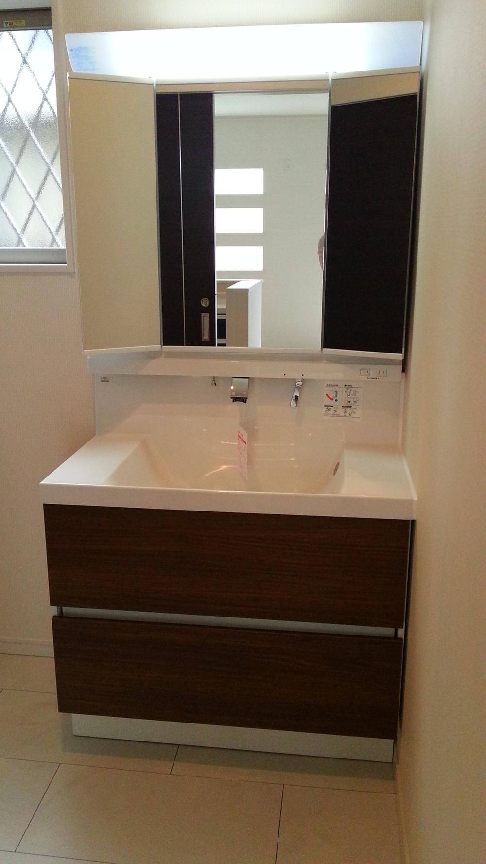 Wash basin, toilet. 3-surface mirror type