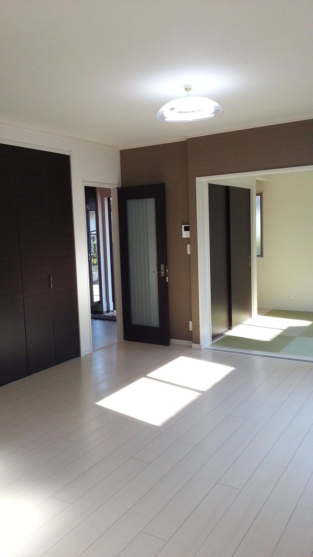 Living. Wide wide ~ There living