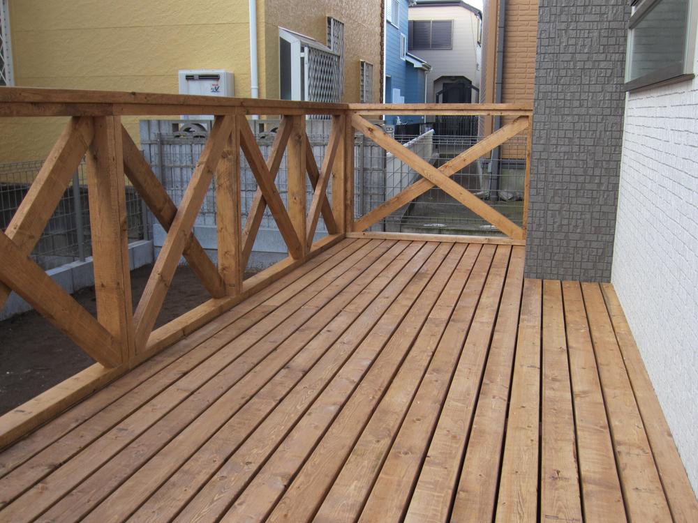 Local appearance photo. In the holidays, How is such a branch in the pride of the wood deck?