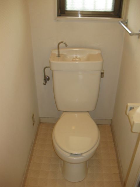 Toilet. It is a toilet that can ventilation with windows.