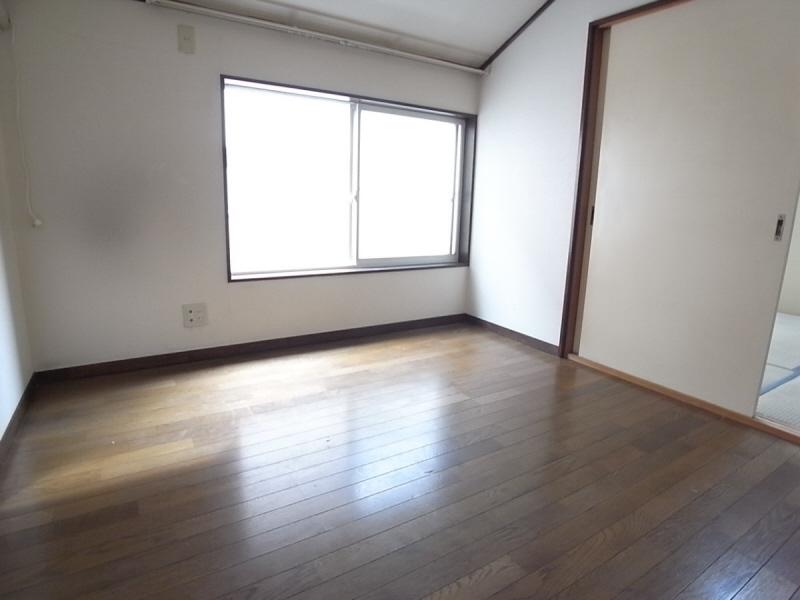 Living and room. Bright room in the southwest-facing! It is life-friendly environment