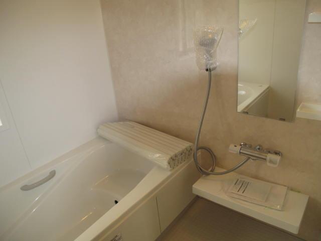 Bathroom. Spacious 1 pyeong type of unit bus You can also sitz bath