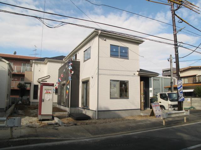 Local photos, including front road. 1 Building facing the southeast 8m public roads