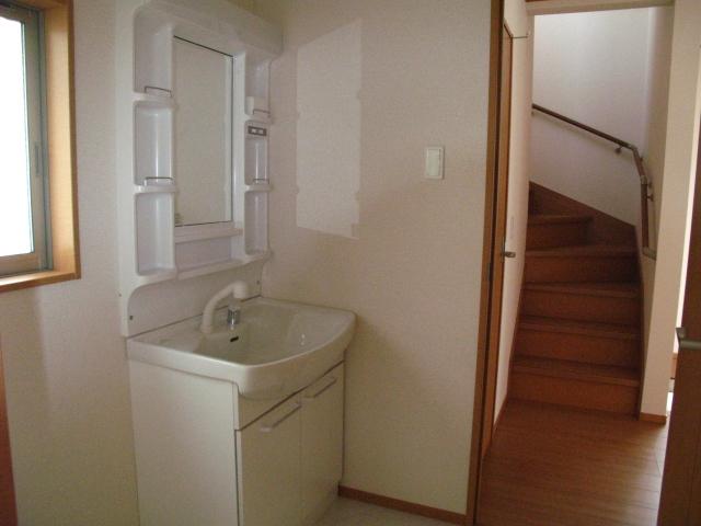 Wash basin, toilet. A lot of storage washbasin that those that use every day ready-to-use. With function of defogging to shampoo dresser