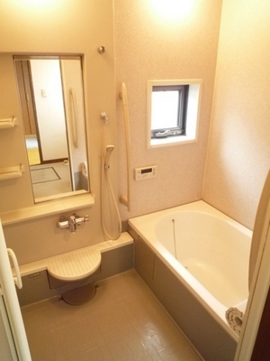 Bath. With shelves and ventilation windows bus accessories is put. Is a bathroom to be able to spend comfortable.