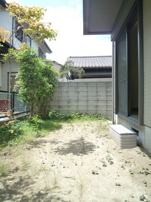 Building appearance. With a private garden Mimamoreru the child from living