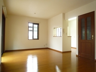 Living and room. Living room where you can enjoy a conversation over the counter while the housework.