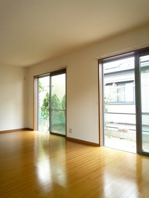 Living and room. LDK of about 15 tatami facing the garden is the location of the family gatherings.