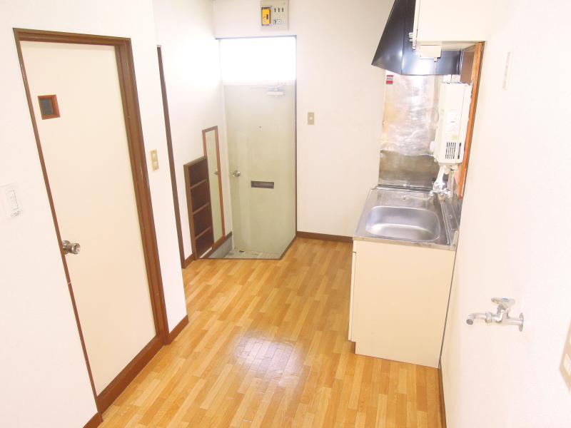Entrance. Also spacious kitchen space. Ease dishes