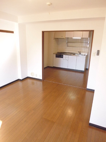 Living and room. ☆ It is a bright room ☆