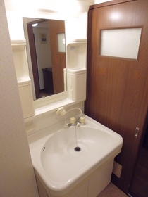 Washroom. ☆ Shampoo is Dresser.