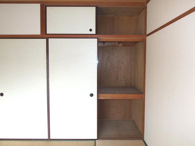 Receipt. It is a closet of the Japanese-style room. Plenty of storage with the upper closet.