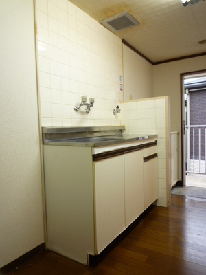 Kitchen. Good bath and toilet is a near usability Mato.