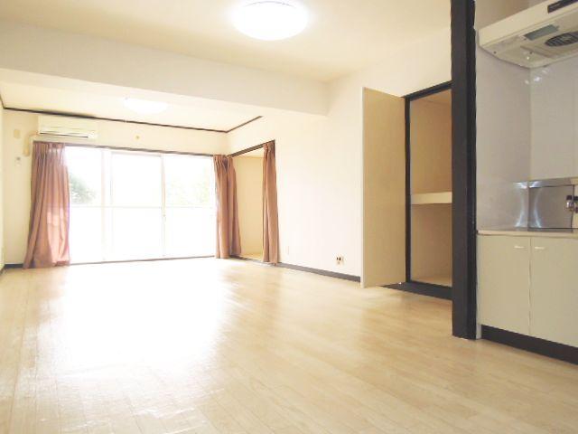 Living and room. In Hiroi LDK relaxed leisurely.