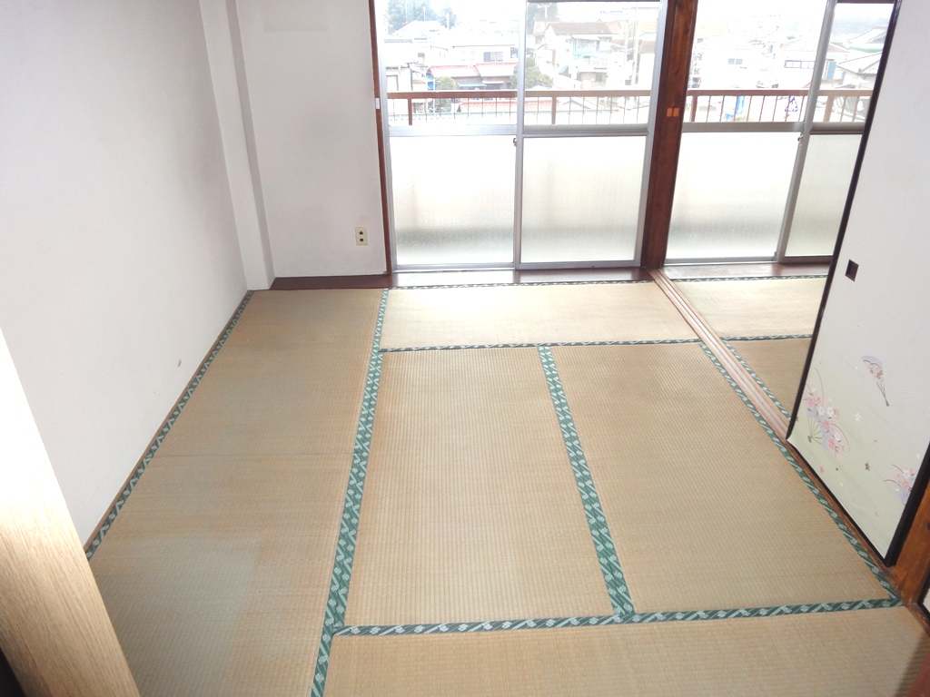 Living and room. Japanese-style room 6.5 tatami mats (Tatamigae ago)