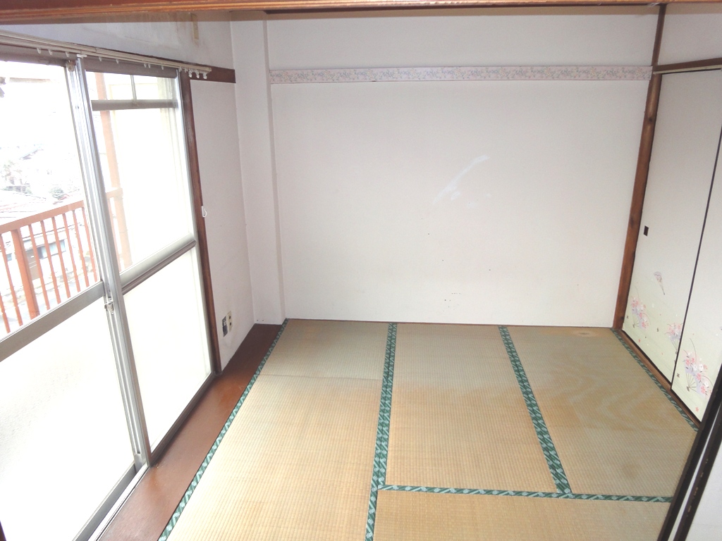 Living and room. Japanese-style tatami 5 (renovation ago)