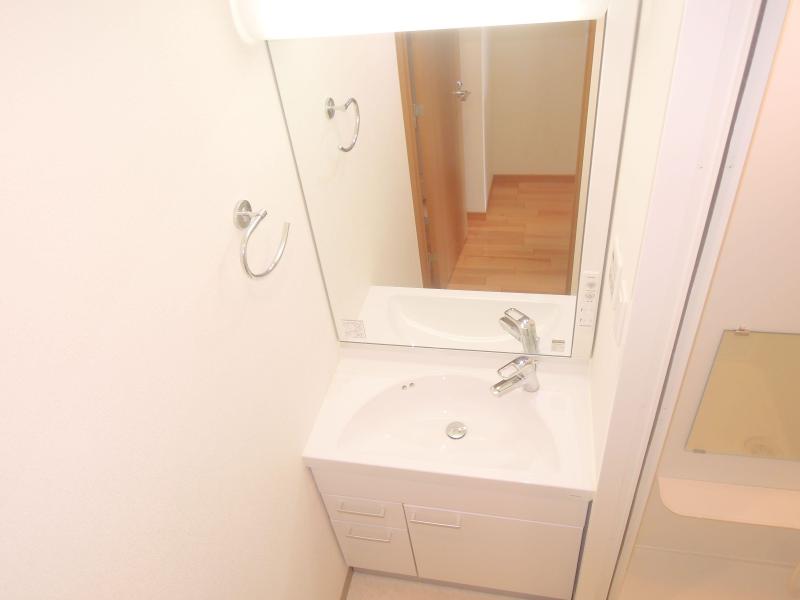 Washroom. Independent wash basin with a large mirror. Saved you.