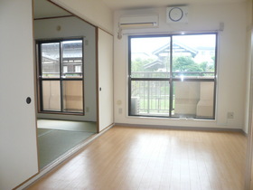 Living and room.  ※ It is a photograph of the 105 in Room