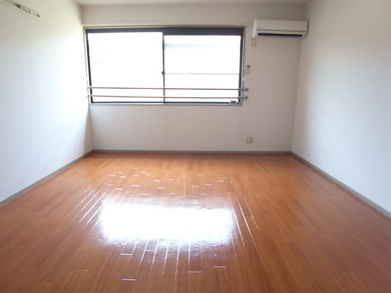 Living and room. Bright living room facing south! It is life-friendly environment