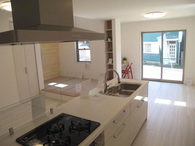 Kitchen. 16.06 Pledge a spacious kitchen overlooking the LDK. Check the equipment tab for storage of kitchen.