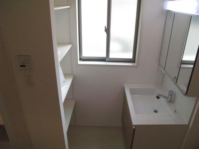 Wash basin, toilet. Storage space of the large capacity of the fitted behind the big shampoo dresser.